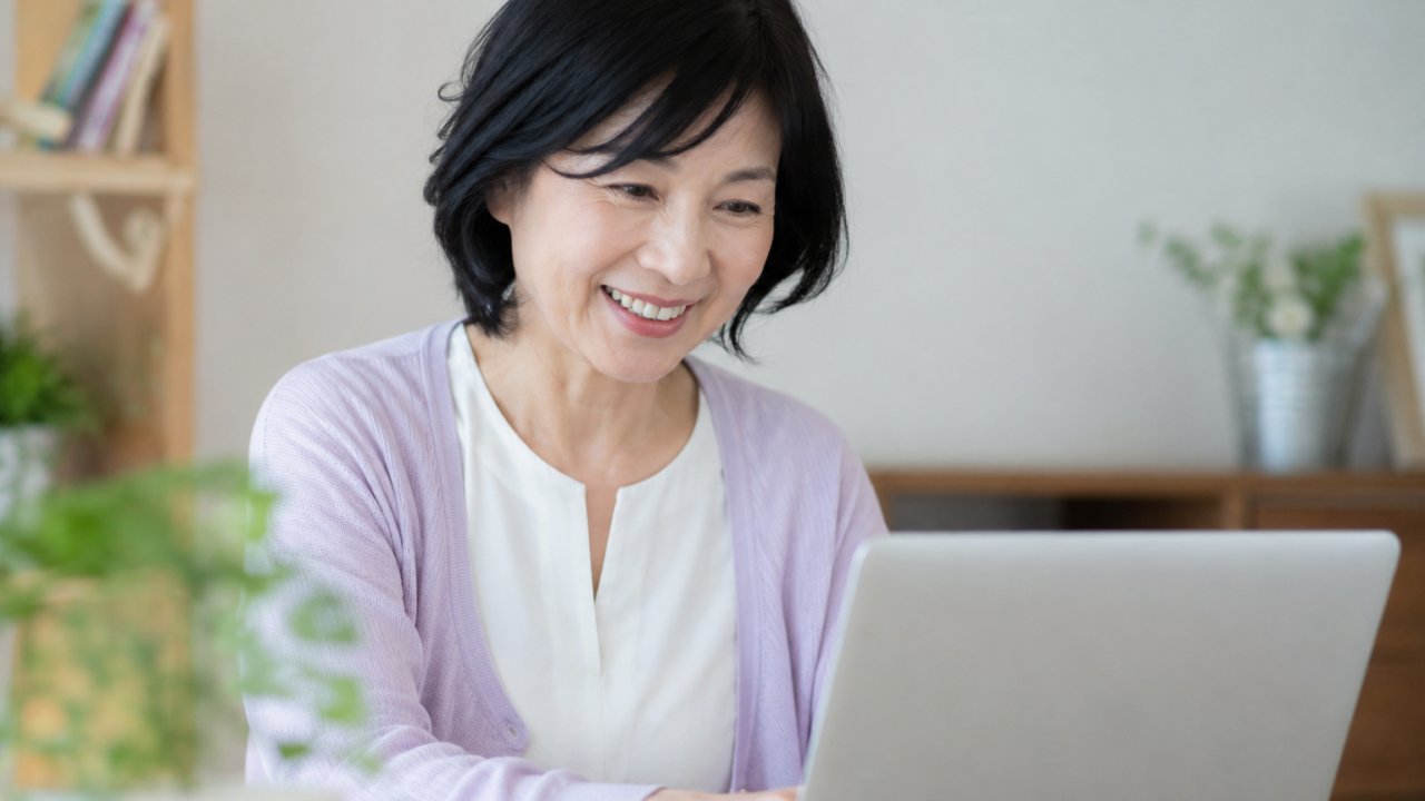 楽しそうに副業をする会社員