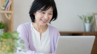 楽しそうに副業をする会社員